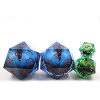 Grand Jumbo D20 RPG Dice 50mm Blue Dragon Eye Inclusion avec bord tranchant et matériau en résine à inclusion liquide unique