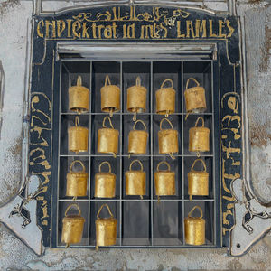 Next Exim Gorro Navideño Redondo Pequeño de Artesanía Vintage con Diseño de Vaca Bruja y Campanas, 4.45 cm, Dorado, Estilo Europeo, Venta al por Mayor Disponible para el Hogar - Product Image 3