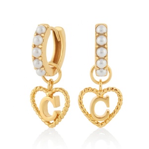 Brincos de Pérola em Forma de Coração com Letra Inicial Personalizada em <span class=keywords><strong>Material</strong></span> de Latão com Revestimento de Ouro 18k para Mulheres - Product Image 2