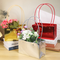 Boîte à fleurs brillante, boîte cadeau florale pliable à la mode avec poignée pour les fleuristes, matériaux d'emballage pour bouquets.