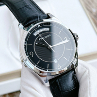 Automatische Kalender-Herrenuhr mit Silberzifferblatt, Edelstahlgehäuse, Saphirglas, Lederarmband und Drei-Zeiger-Design