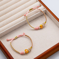 Bracelet artisanal en or sable ancien, fait main, avec nœud fleur de pêcher et breloque élégante, tendance