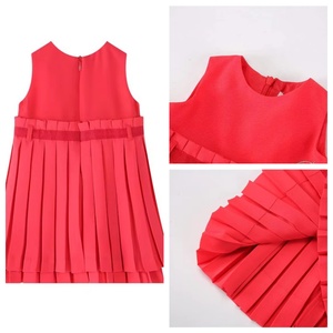 Abito in Chiffon Rosso Plissettato per Bambine, Morbido e Traspirante con Logo Personalizzato in Strass e Fiocco, Abbigliamento Firmato per Bambini - Product Image 2