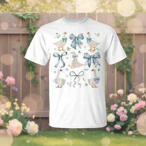 Camiseta Coquette Bow 1980s con diseño de lazo azul y corazones - Product Image 3