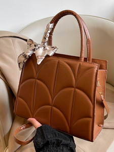 2025 nouveau sac à main matelassé multicolore avec décoration foulard en soie, élégant et exquis - Product Image 2