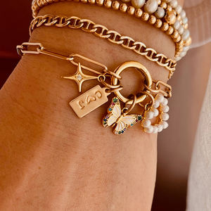 जेम्नल पीतल सोने की प्लेटेड तितली प्रारंभिक टैग मोती दिल कस्टम आकर्षण कंगन - Product Image 1