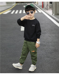 เสื้อผ้าแฟชั่นเด็ก ดีไซน์ใหม่ เสื้อสเวตเตอร์สีดำพิมพ์ลายตัวอักษรสำหรับเด็ก พร้อมกางเกงเอี๊ยมขายาว ชุดเซ็ตสำหรับเด็กผู้ชาย - Product Image 3