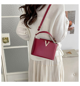<span class=keywords><strong>Sac</strong></span> à main de luxe pour <span class=keywords><strong>femme</strong></span> avec accent métallique en V, nouvelle mode, 10 couleurs, <span class=keywords><strong>sac</strong></span> à <span class=keywords><strong>bandoulière</strong></span> avec poignée supérieure - Product Image 6