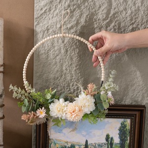 Natsume - Decoración de Pared con Flores Artificiales de Eucalipto y Margaritas para Bodas y Hogar CF01360 - Product Image 1