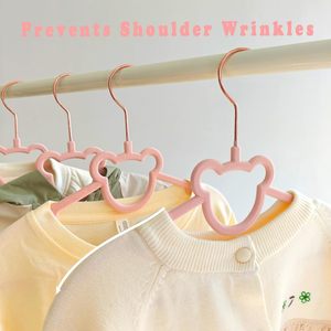 Perchas de terciopelo para ropa de bebé y niños con lindo oso de fieltro, perchas flocadas, gancho color oro rosa - Product Image 5