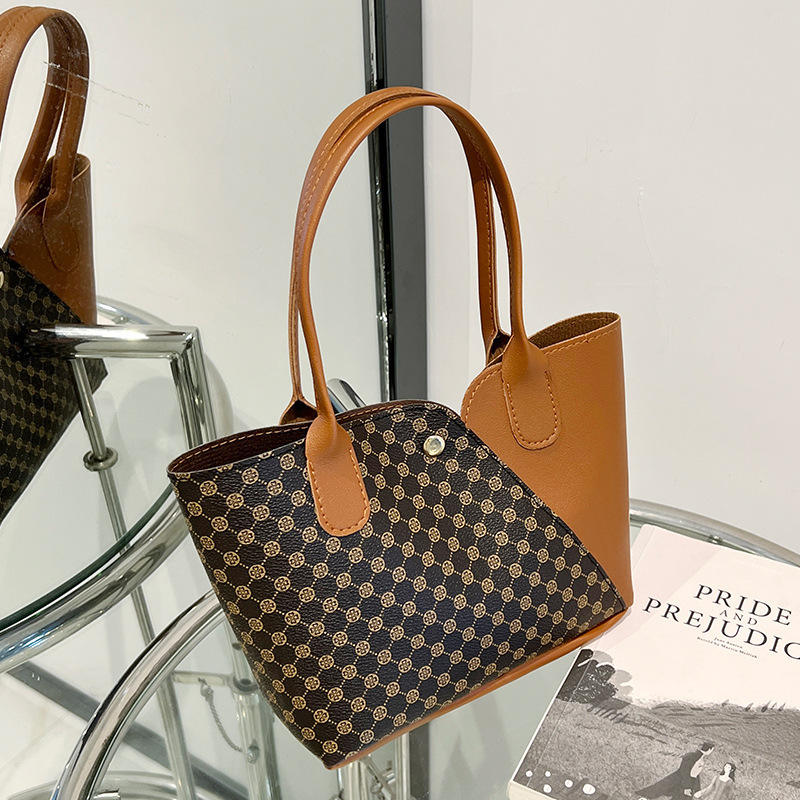 สีน้ำตาลอ่อน