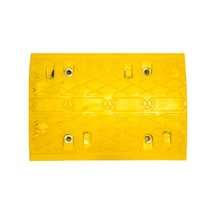 Pente de ralentissement en caoutchouc de sécurité Wesure 500x350x50mm Jaune Noir pour le contrôle du trafic et la sécurité routière - Product Image 2