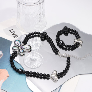 Conjunto de collar y pulsera con cuentas de corazón y mariposa, aleación de zinc negra, joyería de moda para fiestas, para mujeres, conjunto a juego para atuendos de verano - Product Image 2
