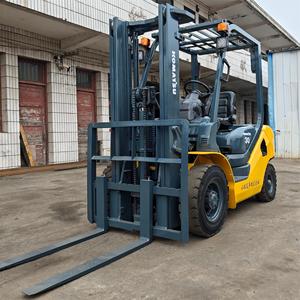 Montacargas Usado Komatsu FD30 3T para Contenedores con Desplazador Lateral Hidráulico, Motor Diésel, Neumáticos Sólidos y Mástil de Dos Etapas - Product Image 6