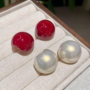 Boucles d'oreilles clous en fausses perles, forme ronde, blanches, minimalistes, pour femme, usage quotidien, 2025 - Product Image 1