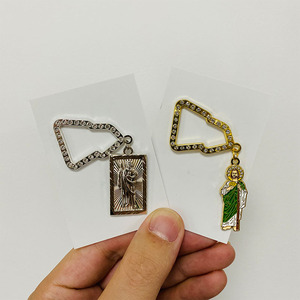 Insigne personnalisé pour casquette en émail avec cadre en diamant Épingles San <span class=keywords><strong>Judas</strong></span> Épingle à chapeau de baseball avec pendentif à chaînes - Product Image 2