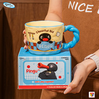 Vente en gros de tasses à café en céramique faites à la main OOWOV 12OZ avec un motif Pingu mignon, poignée irrégulière, tasses à eau pour un usage domestique et des cadeaux