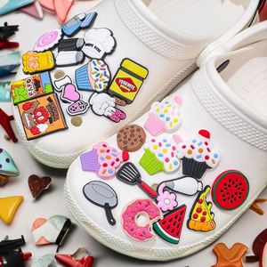 Vente en gros 2024 Breloques pour chaussures en forme de crotte 1000 pièces Grenouille de dessin animé en PVC Décorations personnalisées Cadeaux fantaisie Accessoires et pièces - Product Image 1