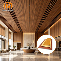 Panneau de plafond linéaire en aluminium à effet bois pour la décoration intérieure des halls d'hôtel