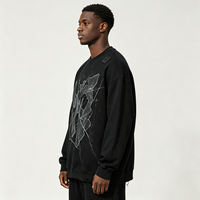Sweat-shirt col rond noir délavé et vieilli, imprimé graphique Kornit DTG Shatter, avec détails de patchs en strass, style streetwear