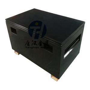 กล่องเครื่องมือเหล็กขนาดใหญ่สีดำ ป้องกันการงัดแงะ สำหรับงานก่อสร้าง พร้อมบานพับสแตนเลสแบบเปียโน ถาดที่ถอดออกได้ และรองรับรถยกสำหรับงานหนัก - Product Image 1