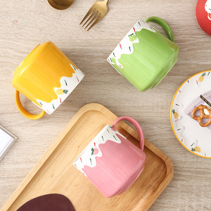 Taza de cerámica con diseño de fresa, colorida y bonita, envío gratis, para uso doméstico, taza de café de alta calidad para oficina. - Product Image 1