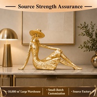 Figurine de femme assise en résine dorée avec chapeau à large bord, sculpture féminine moderne pour la décoration de salon, de bureau et d'étagère