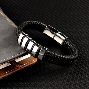<span class=keywords><strong>Bracciale</strong></span> in Pelle Nera Intrecciata con Chiusura Magnetica in Acciaio Inossidabile Personalizzato per Uomo, <span class=keywords><strong>Figlio</strong></span>, Papà, Marito, Fidanzato - Product Image 1