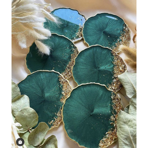 Sous-verres en pierre irrégulière faits à la main, verts avec bord doré, style bohème - Product Image 1