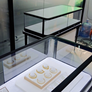 <span class=keywords><strong>Vitrina</strong></span> para Joyería de <span class=keywords><strong>Color</strong></span> Negro con Esquinas Redondeadas, Vitrinas con Iluminación, Exhibición de Vidrio Ultra Transparente para Joyas - Product Image 1