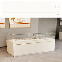 Vitrine à bijoux moderne de luxe avec verre trempé, construction métallique, éclairage LED, finition polie, taille et couleur personnalisables