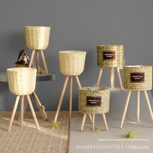 Vente <span class=keywords><strong>en</strong></span> gros usine : Pots de fleurs <span class=keywords><strong>sur</strong></span> <span class=keywords><strong>pied</strong></span> <span class=keywords><strong>en</strong></span> herbe faits à la main avec pieds <span class=keywords><strong>en</strong></span> <span class=keywords><strong>bois</strong></span>, jardinières améliorées, parfaites pour la décoration de salon, <span class=keywords><strong>en</strong></span> vrac - Product Image 5