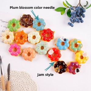 Jouet Squishy de Simulation de Desserts pour Enfants, Modèle Donut et Gâteau en PU à Rebond Lent, Double Fonction : Aimant de Réfrigérateur et Petit Pendentif Décoratif - Product Image 1
