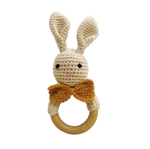 Natürliche holz Schöne Hase Handgemachte gestrickte Rassel Baby Zahnen Puppe Häkeln Spielzeug - Product Image 1