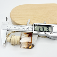 Diffuseur d'arômes carré en verre vide de 8 ml pour voiture, avec couvercle en bois, gravure, pompe pulvérisatrice, diffuseur à bâtonnets pour huiles essentielles - Vente en gros