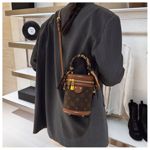 Sac fourre-tout en cuir PU de haute qualité, de style bohème, pour femmes, sac à bandoulière tendance, fermeture éclair, imperméable, logo personnalisé - Product Image 2