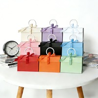 Boîte cadeau magnétique portable personnalisée, couvercle rabattable, carton rigide, laminage mat, ruban satiné blanc, nœud multicolore, cadeau de luxe