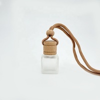 Bouteille de parfum de voiture carrée mate vide de 8ml bouteille de diffuseur de parfum de voiture suspendue avec couvercle rond en bois de hêtre