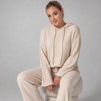 Conjunto de pijama de 2 piezas para mujer al por mayor, de poliéster acanalado, con capucha, manga larga y pantalón de pierna ancha, personalizado OEM ODM