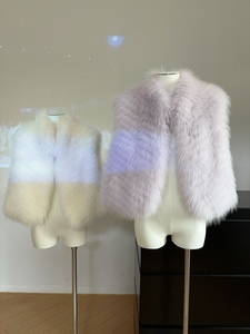 Gilet Corto da Donna in Vera Pelliccia di Volpe con Fodera e Design Rinforzato a Motivo Auto - Product Image 5