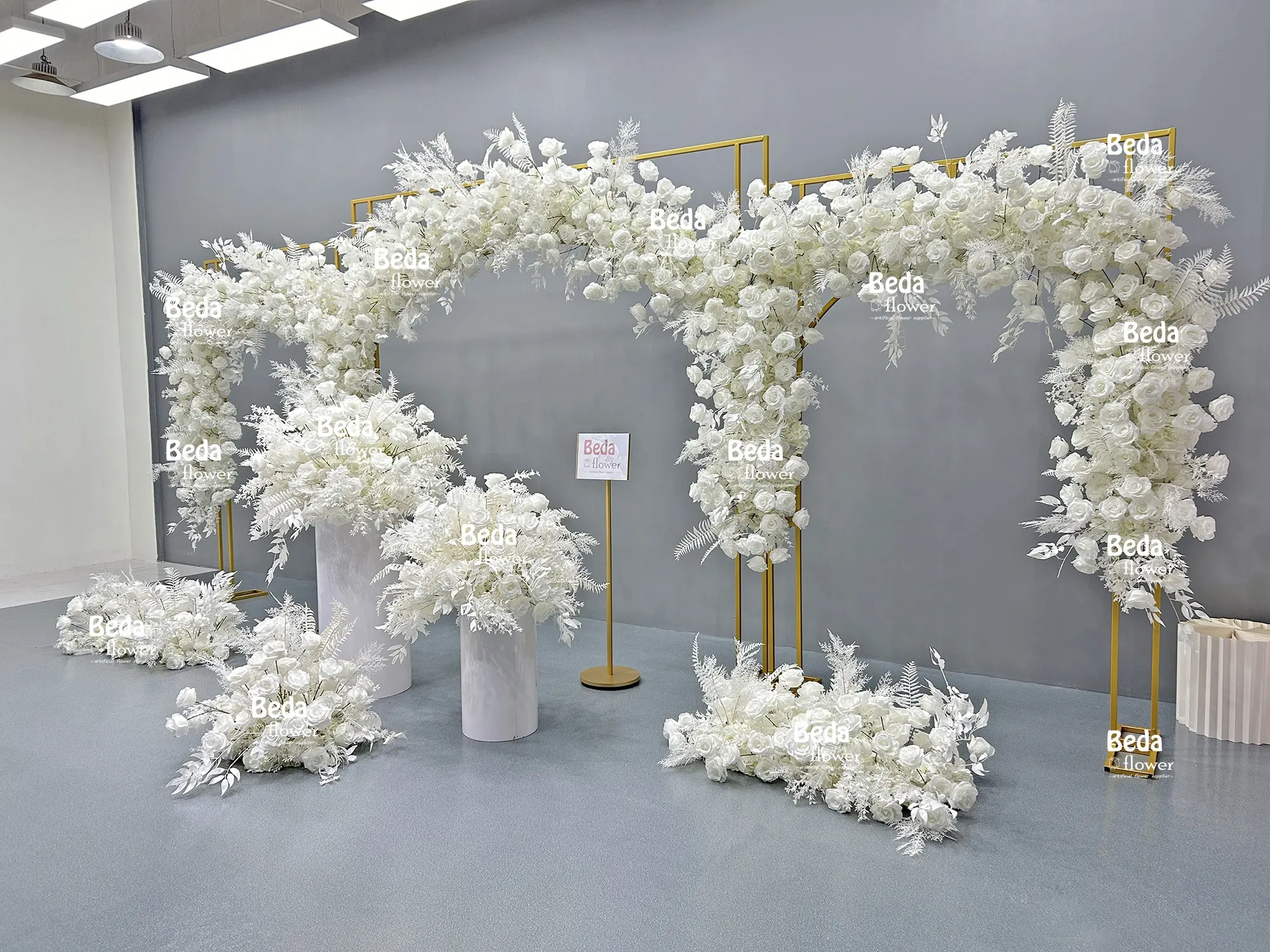 Фон для свадебных украшений с цветочной аркой