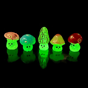 Offres Spéciales : Accessoires en Résine Champignon Miniature, Breloques Créatives en Résine de Dessin Animé, Ornements en Résine Phosphorescents pour Décoration - Product Image 2