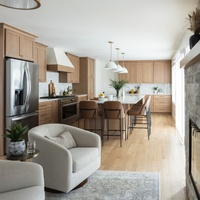 Armoire sur mesure Senger moderne et durable, couleur unie, style Shaker, avec plan de travail en marbre Arabescato, design modulaire pour villa