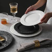 Assiette en céramique élégante de style européen à large bord, texture pierre artistique, vente en gros pour la maison et la restauration