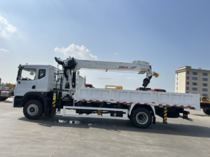 Grue compacte de 8 tonnes à flèche droite montée sur camion avec stabilisateurs hydrauliques pour le chargement de marchandises urbaines et la livraison d'équipements légers - Product Image 2
