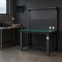 Banc d'atelier professionnel pour mécanicien avec rangement multi-tiroirs, armoire verrouillable, panneau perforé, prise de courant et table d'atelier