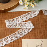 Garniture en dentelle brodée de couleurs personnalisables de fleurs fantaisie blanches pour lingerie féminine