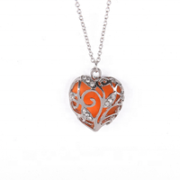 Collier pendentif magique fluorescent avec breloque coeur creux qui brille dans le noir