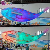 Accessoires publicitaires gonflables géants personnalisés en forme de poisson volant et de baleine avec LED pour la décoration d'aquariums et de fêtes