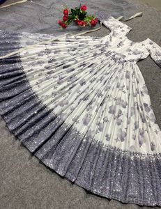 Costume Anarkali brodé lourd pour mariage et fête au prix de gros du fabricant et des fournisseurs indiens - Product Image 3